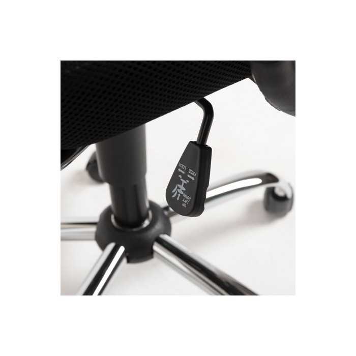 Silla de oficina KUSS, respaldo bajo en malla, brazos fijos, color negro