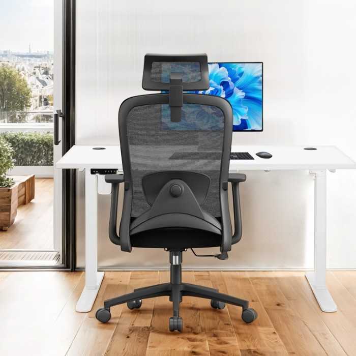 Silla ergonómica de oficina con respaldo de malla, brazos regulables y refuerzo lumbar