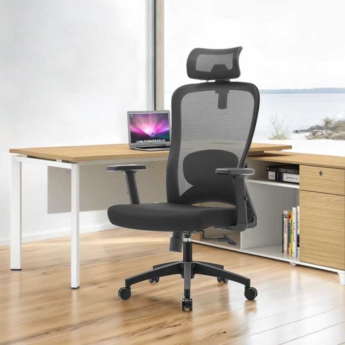 Silla ergonómica de oficina con respaldo de malla, brazos regulables y refuerzo lumbar