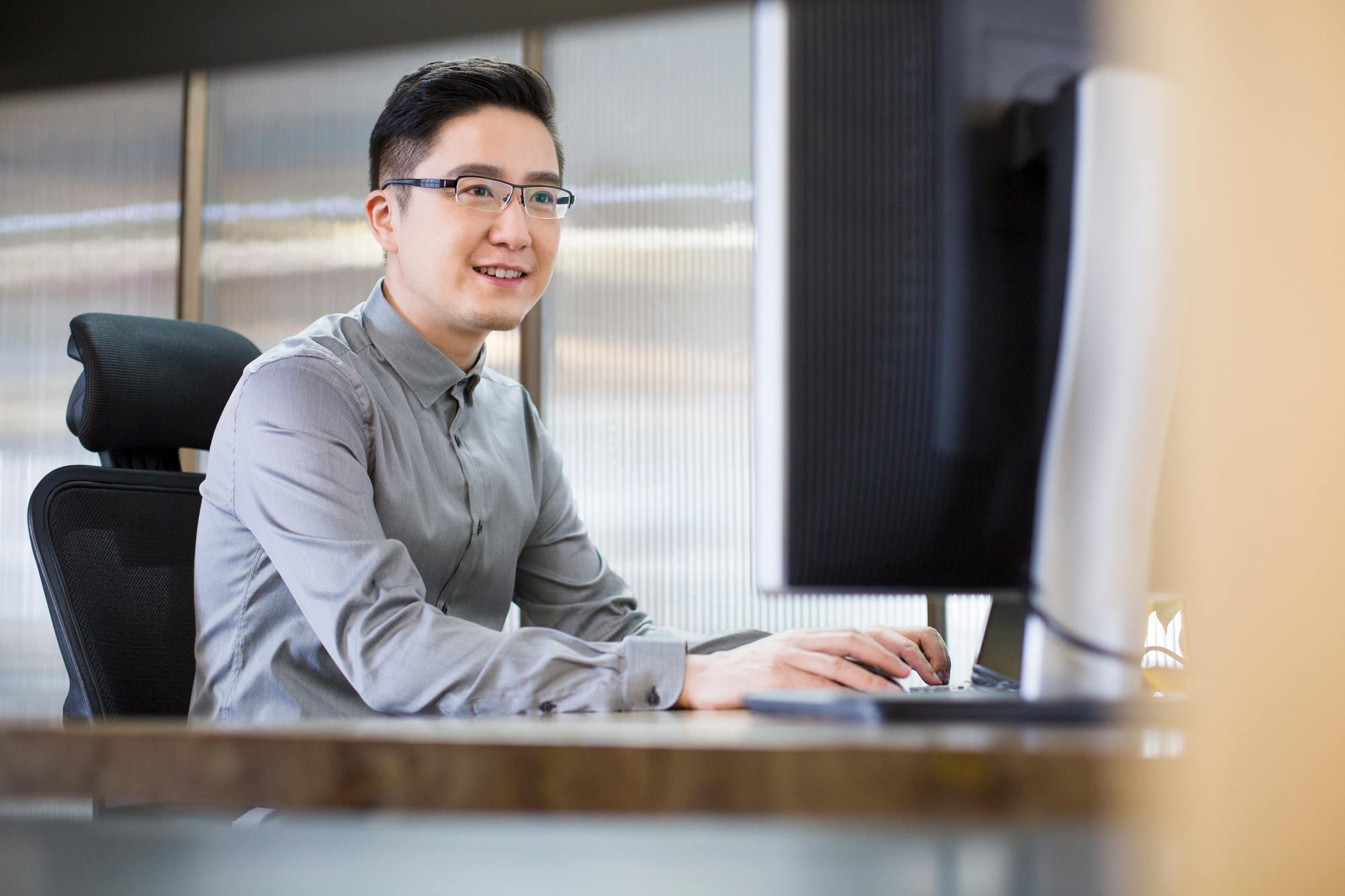 El Arte de Sentarse Correctamente: Domina la Ergonomía en tu Puesto de Trabajo