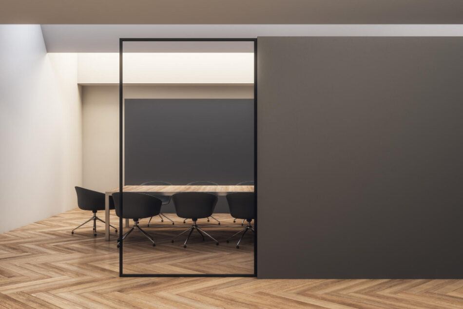 Privacidad en oficinas abiertas con biombos y mamparas